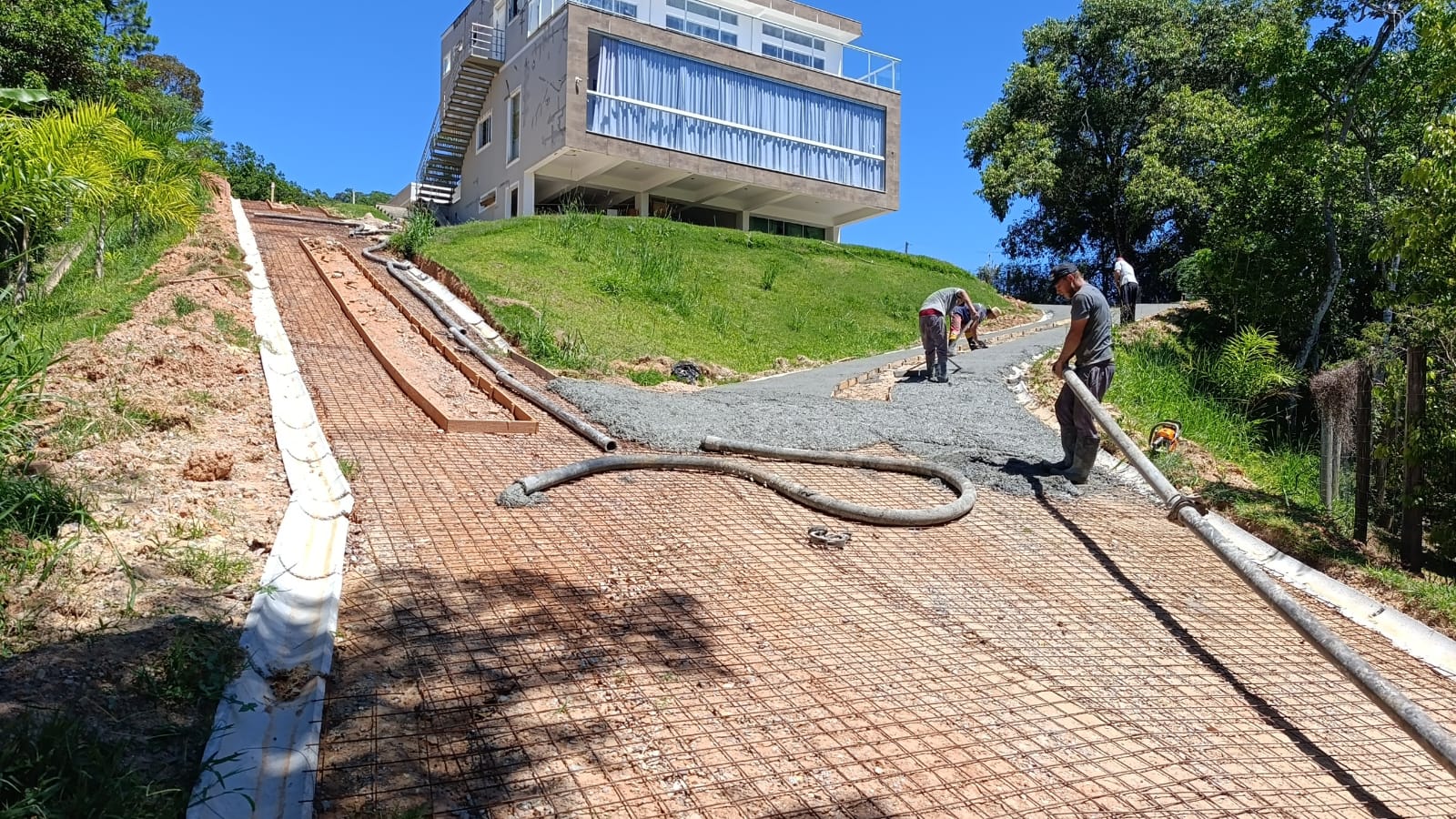Equipamento pronto e equipe especializada em operação no campo